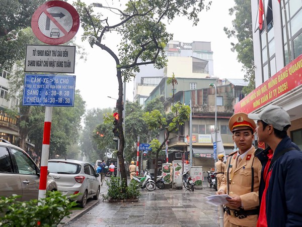 Phố cổ thông thoáng sau khi cấm xe khách giờ cao điểm