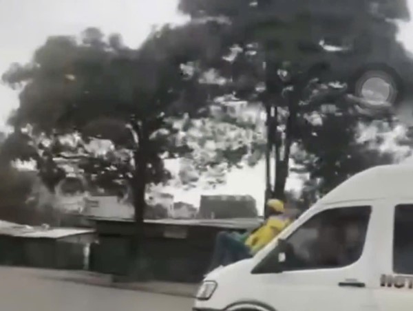 Triệu tập tài xế để người đàn ông ngồi trên nắp ca-pô chạy băng băng trên đường