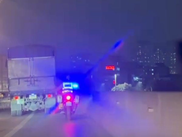 CSGT Hà Nội mở đường cho xe taxi đưa người bệnh đi cấp cứu