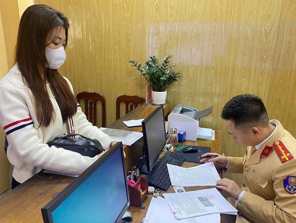 Nữ tài xế vượt đèn đỏ 7 lần trong 1 tháng 