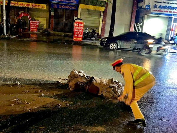 Khẩn trương truy tìm tài xế làm rơi đất ra đường