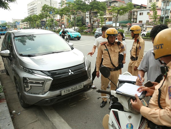 Xử phạt nghiêm hành vi gây ùn tắc giao thông