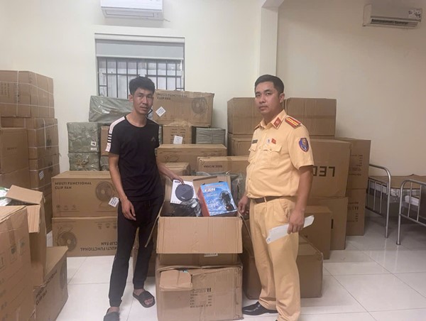 Hà Nội: CSGT bắt giữ xe tải chở hàng lậu 