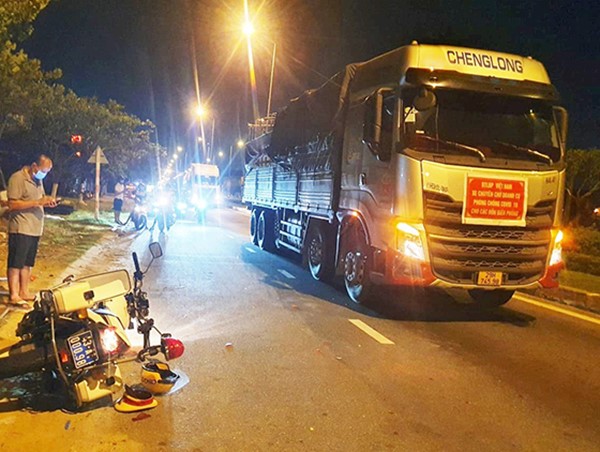 Tài xế xe tải né trạm thu phí, tông CSGT bị thương