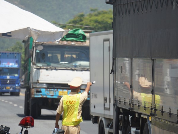 Tài xế dùng “chiêu” thông chốt vào Đà Nẵng 