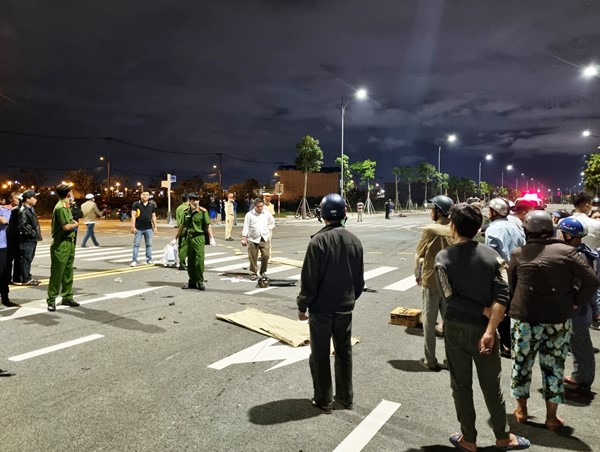 Đà Nẵng: Ô tô bán tải đâm liên hoàn 2 xe máy khiến 3 người tử vong