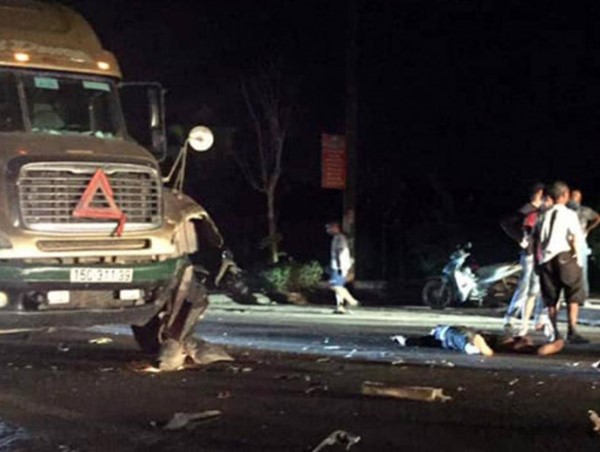 Va chạm giữa xe đầu kéo với xe máy khiến 1 người bị thương nặng