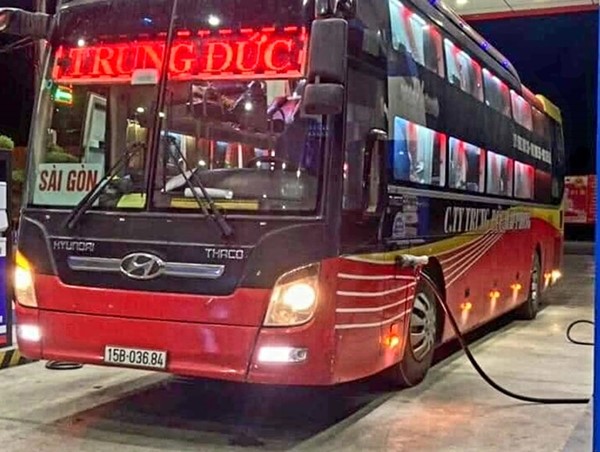 Nhà xe Trung Đức giao nộp ngay về Sở GTVT Hải Phòng phù hiệu xe chạy tuyến cố định của 03 phương tiện 