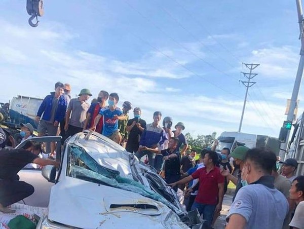 Va chạm trên cao tốc Hà Nội – Hải Phòng, 2 xe bị hư hỏng nặng