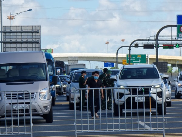 Tắc đường tại một số chốt kiểm soát khi Hải Phòng triển khai gắn logo cho xe tải