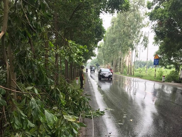 Xe máy va chạm với ô tô khiến 1 người tử vong tại chỗ