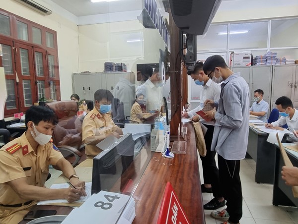 Doanh nghiệp vận tải nếu không thực hiện đổi biển trắng sang vàng sẽ bị xử phạt theo quy định