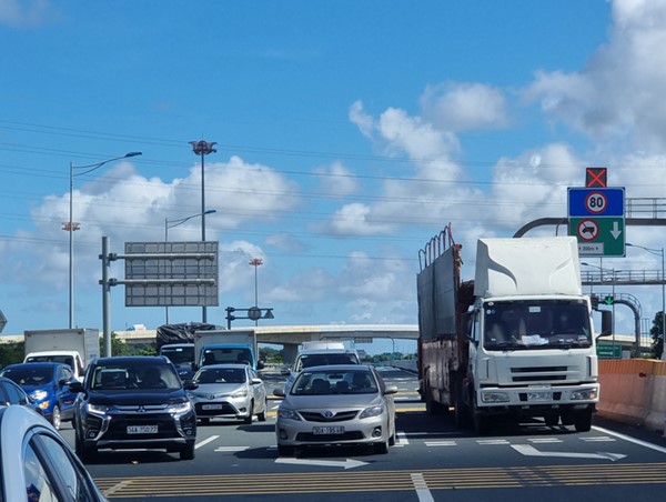 Người và phương tiện ra vào thành phố vẫn được kiểm soát chặt