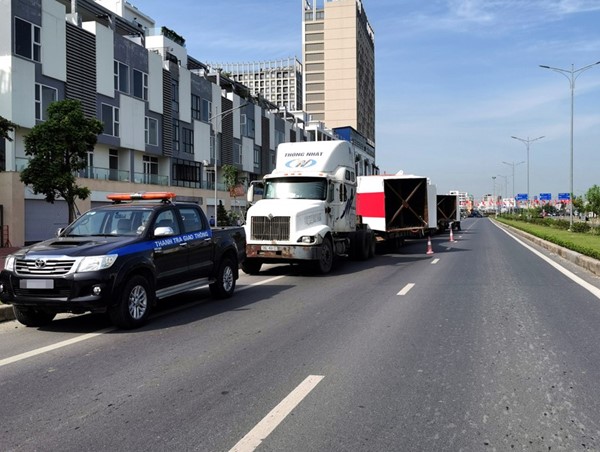 Lực lượng chức năng bắt giữ 2 xe container chở hàng không có giấy phép