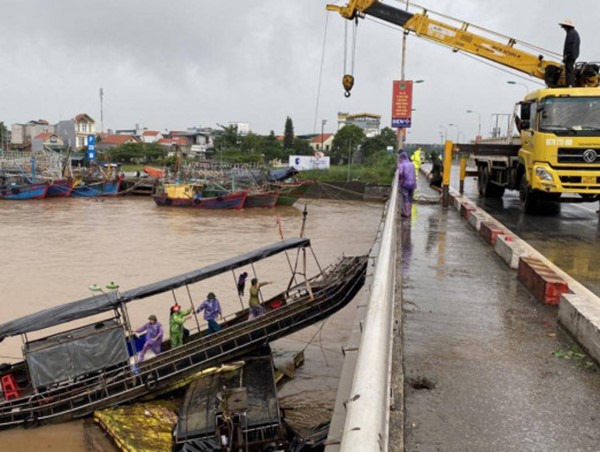 Cứu hộ thành công 4 bè bị lũ cuốn