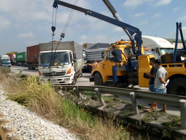 Vụ va chạm khiến 2 xe ô tô bị hư hỏng nặng