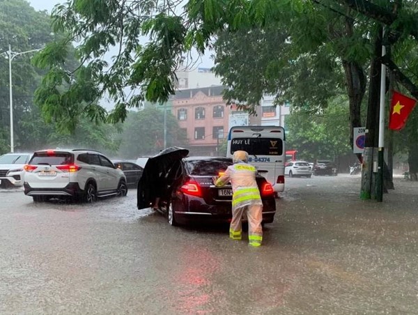 Trận mưa lịch sử và hành động đẹp của CSGT Hải Phòng