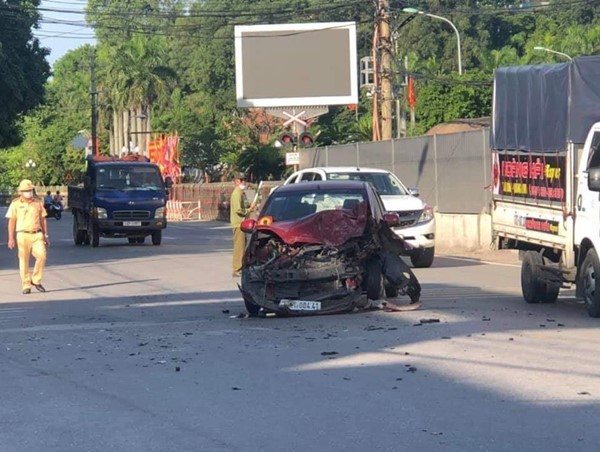 Ô tô con va chạm với xe tải, 2 người bị thương