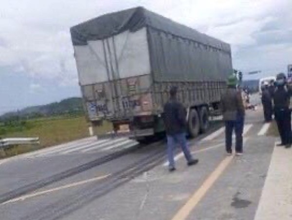 Va chạm với ô tô cụ ông tử vong tại chỗ