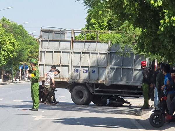 Hai vụ tai nạn khiến người mắc kẹt trong ca bin, người mắc dưới gầm xe tải