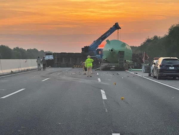 Hải Phòng: 3 xe ô tô va chạm trong đêm trên cao tốc Hà Nội – Hải Phòng 