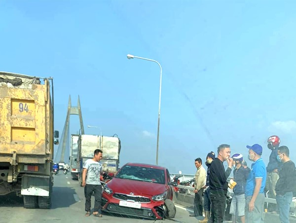 Hải Phòng: Va chạm với container xe ô tô 4 chỗ gãy bánh lái