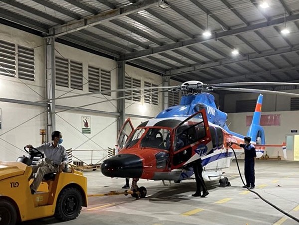 VN-8621 hoàn thành sứ mệnh cứu sống bệnh nhân trên đảo Bạch Long Vĩ