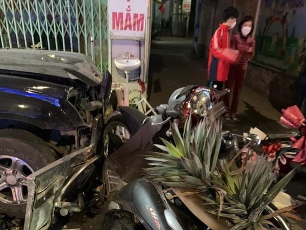 Quảng Ninh: Xe ô tô lao lên vỉa hè, tông hàng loạt phương tiện