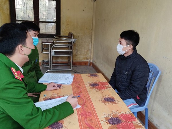  Hai anh em họ giả nữ đi cướp taxi