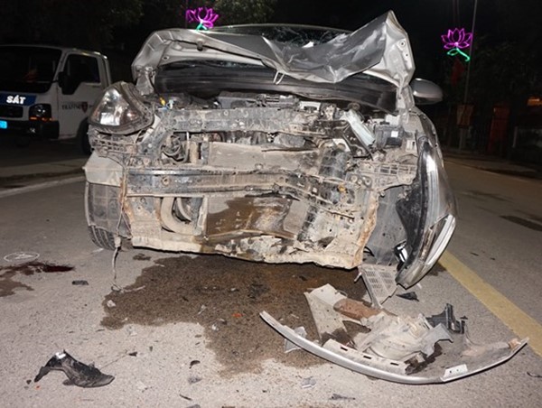 Xe máy va chạm với ô tô trong đêm, 1 người tử vong