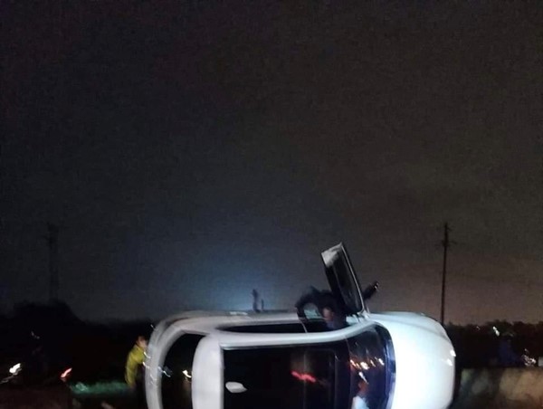 Hải Phòng: Ô tô con lao thẳng vào dải phân cách cứng