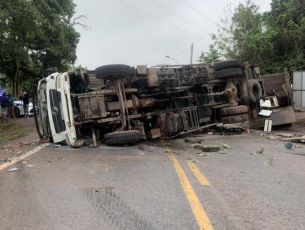 Quảng Ninh: Dắt chó đi dạo, người đàn ông bị xe tải lật nghiêng đè tử vong