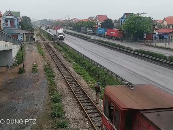 Hải Dương: Đứng nghe điện thoại, người đàn ông bị tàu đâm tử vong