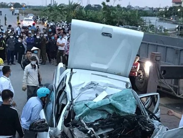 Quảng Ninh: Đối đầu xe tải, 2 người trên xe bán tải tử vong