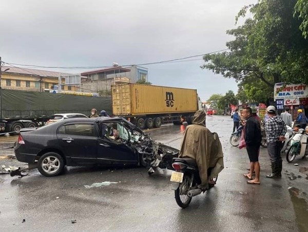 Tài xế xe con tử nạn do va chạm với xe container