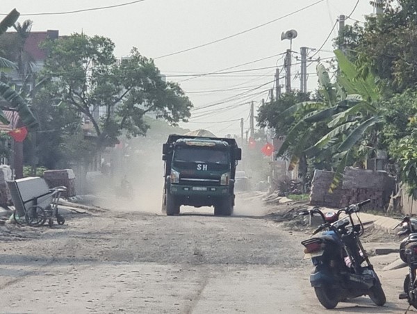 Hải Phòng: Lợi dụng dự án, công ty SH cho xe quá tải hoành hành phá nát đường dân sinh
