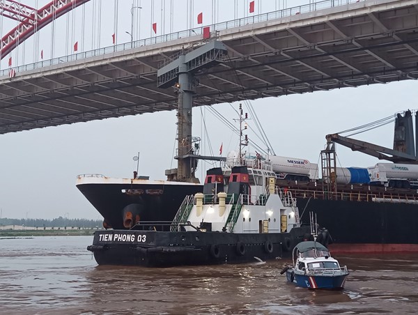 Hải Phòng: Tàu nước ngoài hơn 12 nghìn tấn húc đổ lan can khuôn viên cầu