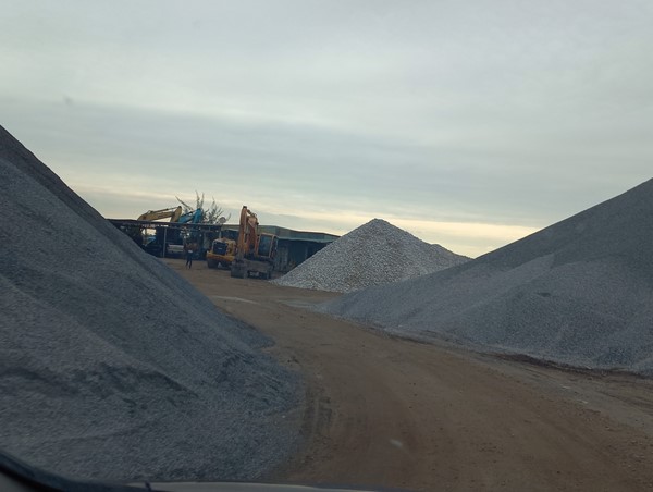 Bãi tập kết vật liệu trái phép phá hỏng đường đê ai chịu trách nhiệm?