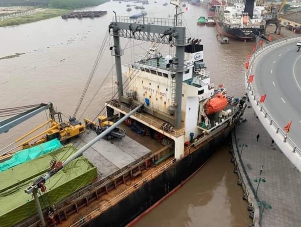 UBND TP Hải Phòng: Khẩn trương làm rõ nguyên nhân sự cố tàu biển đâm vào lan can cầu