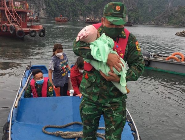 Quảng Ninh: Cứu sống bé gái 1 tuổi rơi xuống biển 