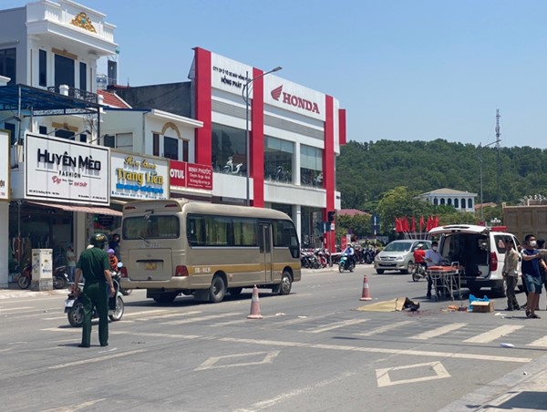 Hải Phòng: Dừng xe chờ đèn đỏ, sĩ quan quân đội bị xe tải cán tử vong