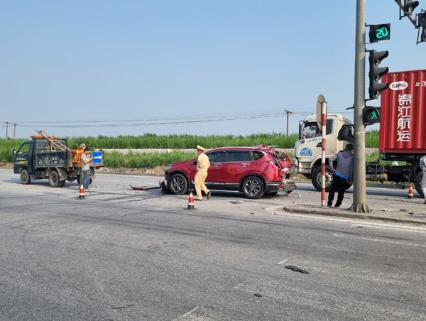 Xe CRV đứng chờ đèn đỏ bị xe container cùng chiều đâm biến dạng