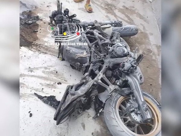 [Clip]: Xe máy bốc cháy ngùn ngụt, trơ khung sau tai nạn 