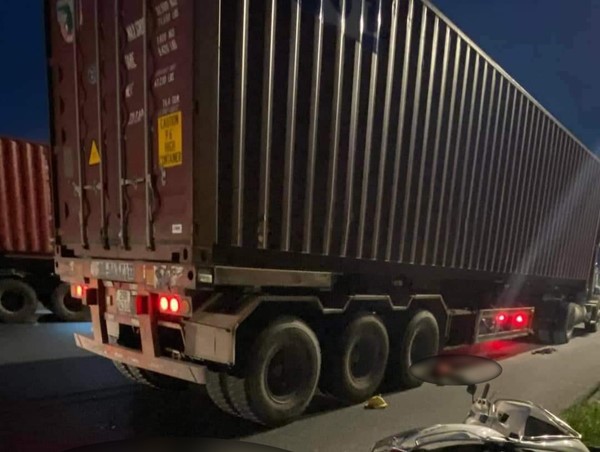 Hải Dương: Mẹ và con gái 3 tuổi tử vong sau va chạm với xe container