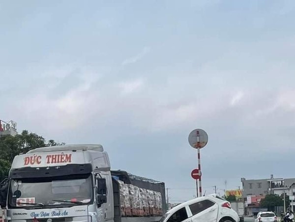Va chạm với container, xe ô tô con “nằm vắt” trên dải phân cách 