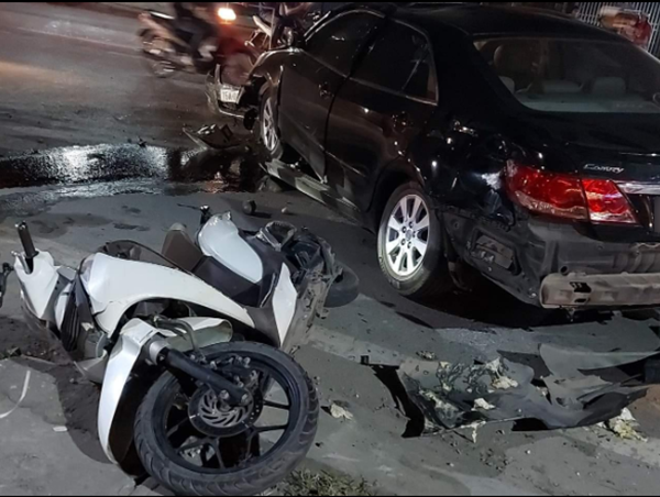 Xe máy lao nhanh đâm xe ô tô dừng đèn đỏ biến dạng