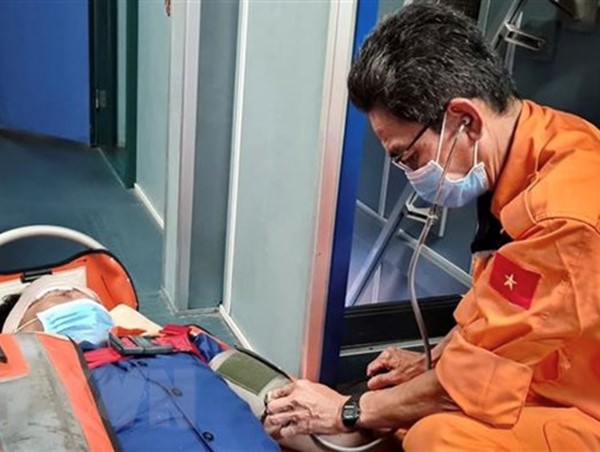 Ngư dân bị cá mập tấn công trên biển 