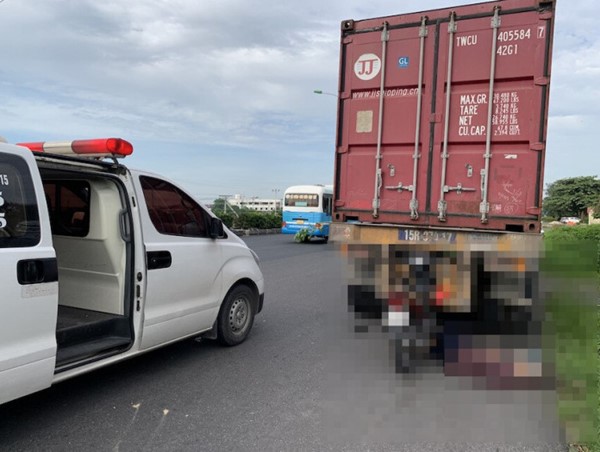 Hải Dương: Đâm vào đuôi xe container đỗ ven đường, 1 người tử vong