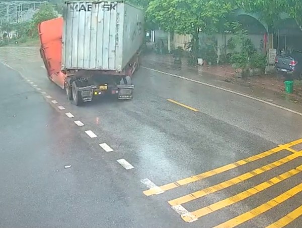 [Clip]: Container ôm cua nhanh khiến xe xoay ngược