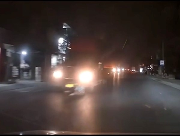 [Clip]: Người đàn ông ngồi giữa đường bị container cán qua người